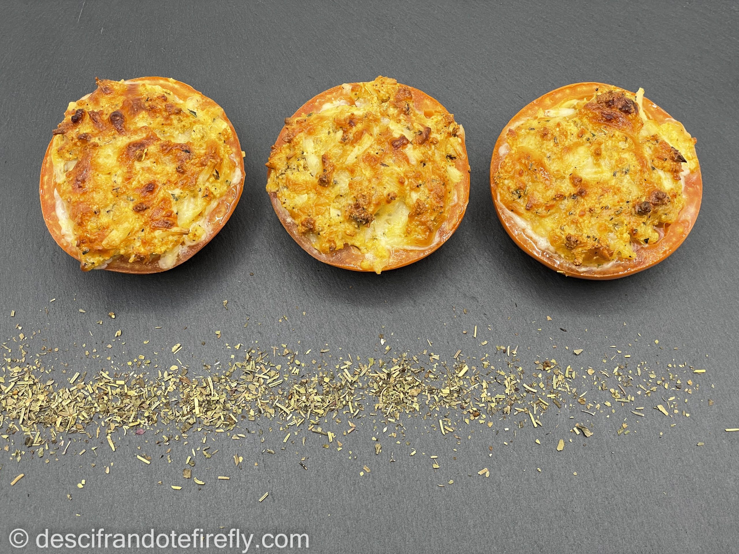 Tomates al horno con huevo y queso